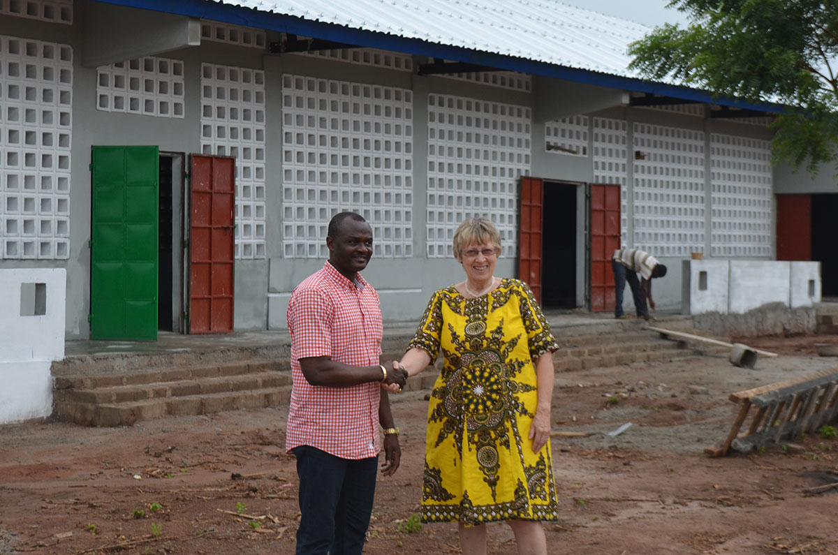 Dr. Michel Kodom von Aimes-Afrique mit Margret Kopp (Aktion PiT - Togohilfe e.V.) vor der neuen Schule