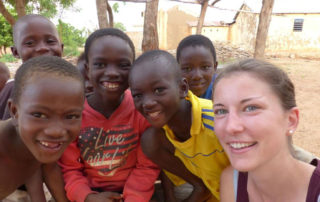 Veronika Gebhart in Togo mit Kindern