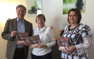 Frederik Röder, Margret Kopp (Vorsitzende Aktion PiT-Togohilfe), Kerstin Polster (Rektorin der Grundschule Alling)