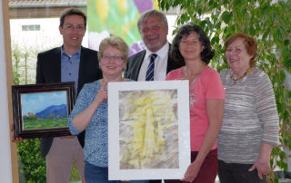 Im Bild von links nach rechts: Herr Thorsten Kopplin – Heimleiter, Frau Christine Hartmann – Leitung Servicemanagement, Herr Otto Kolbe – Präsident Rotary Club Fürstenfeldbruck, Frau Susanne Duldinger - Pflegedienstleitung, Frau Elvira Zeh – Farbtupfer Ehrenamtliche Arbeit