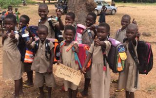 Die Kinder in Togo freuen sich über die aus Maisach gespendeten Schultaschen