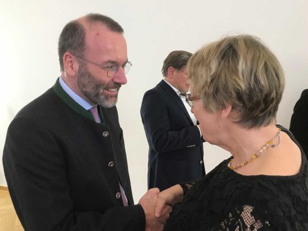 Manfred Weber (MdEP) und Margret Kopp (Vorsitzende von Aktion PiT - Togohilfe e.V.) geben sich die Hand