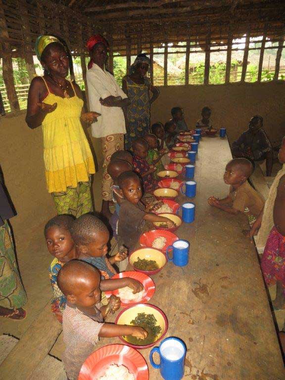 Kinder in Afrika bei der Schulspeisung