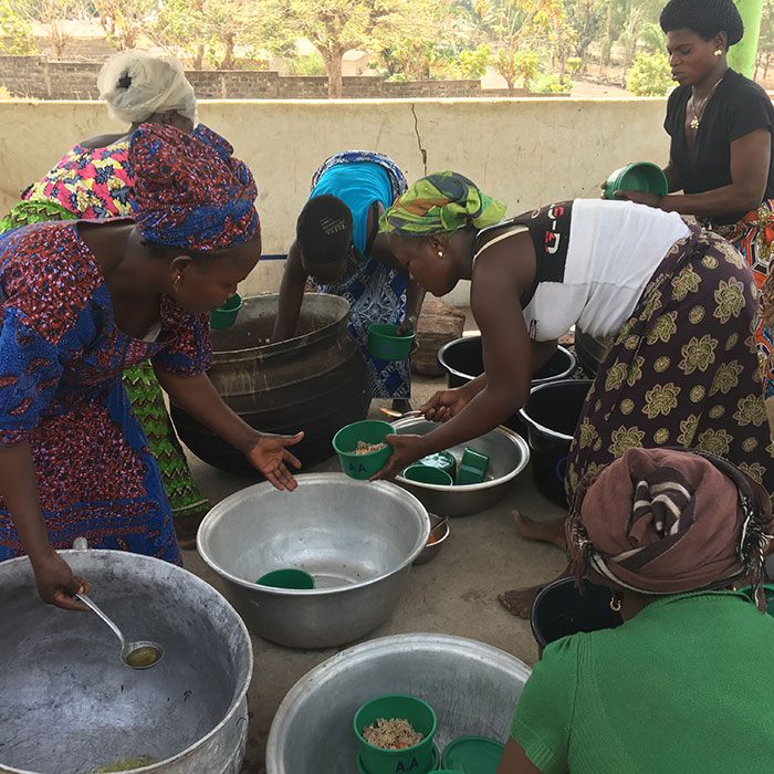 Frauen beim Kochen in unserem KiSS-Programm