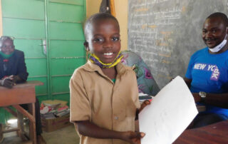 Briefübergabe in Togo an eines unserer Patenkinder